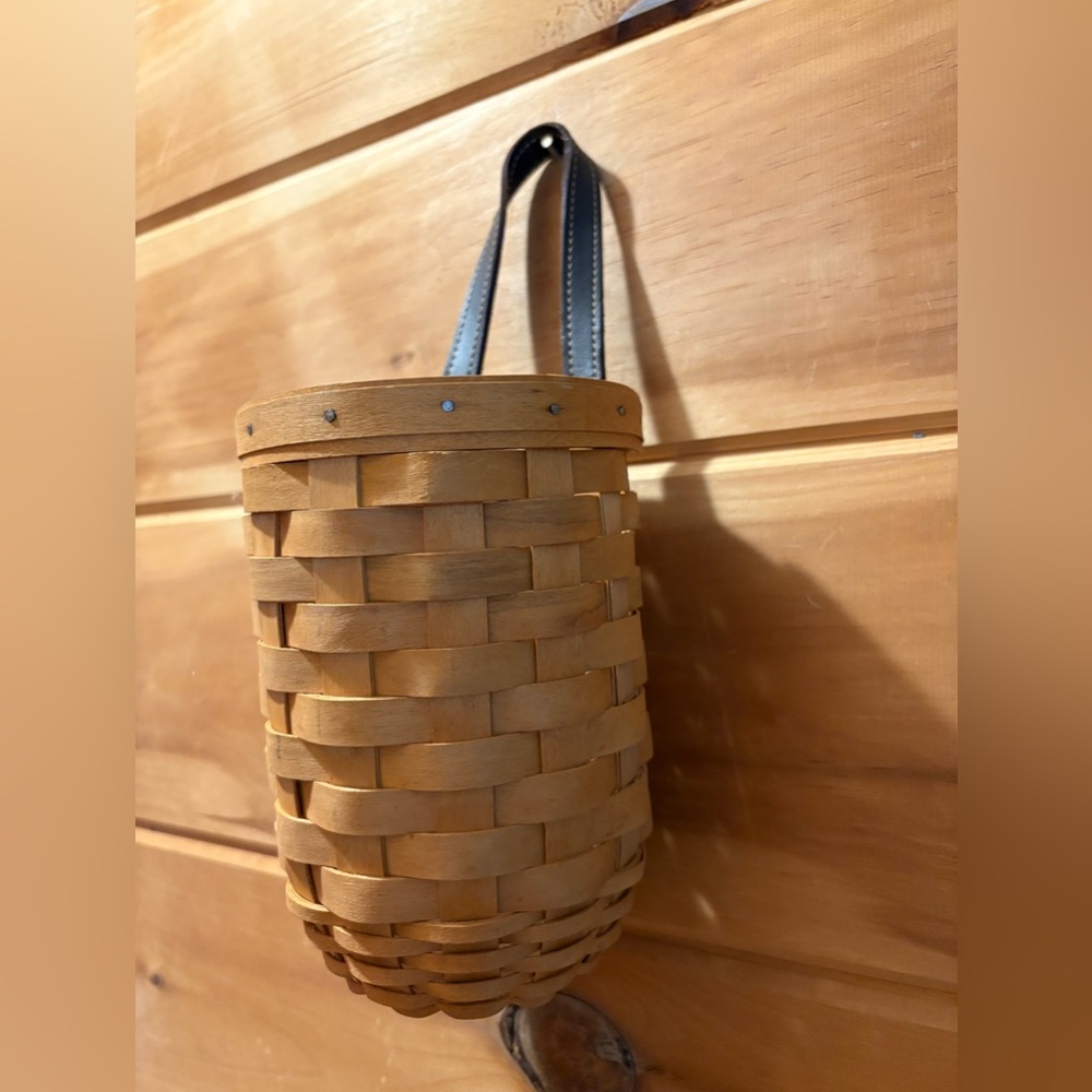 Longaberger Vtg 2001 round hanging basket with leather strap & plastic protector - Picture 3 of 8